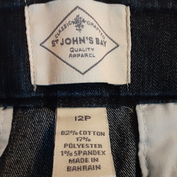 St John’s Bay Women’s Denim Blue Bermuda Jean Shorts Size 12P Machine Washable - Picture 6 of 7